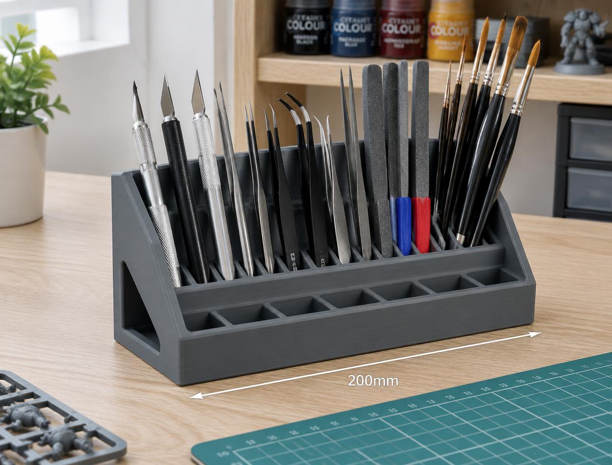 Holder til hobbyværktøj i Charcoal, 3D-printet med synlig lagstruktur, fotograferet i dagslys