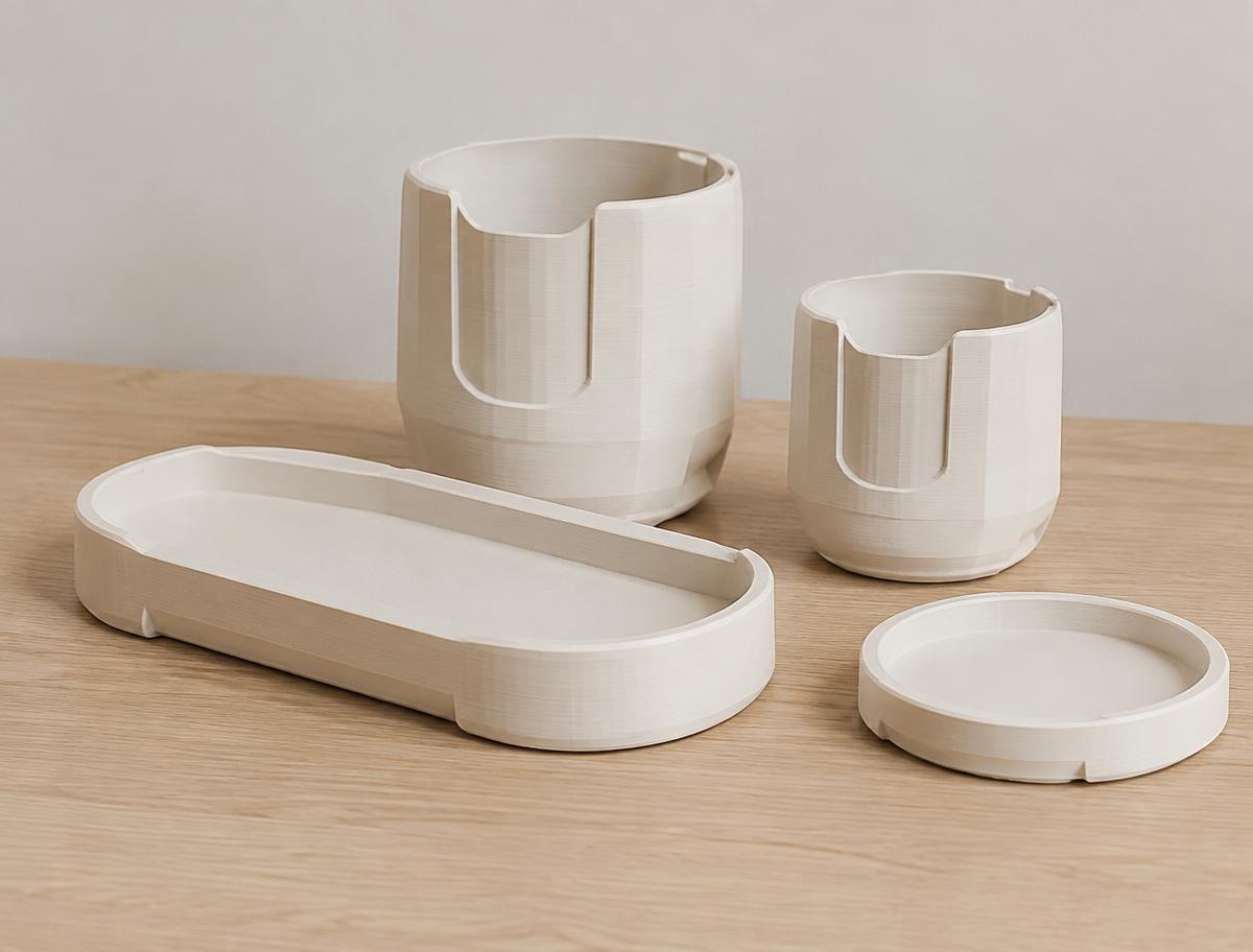 Modulært plantetilbehørssæt i Off-white, 3D-printet med synlig lagstruktur, fotograferet i dagslys